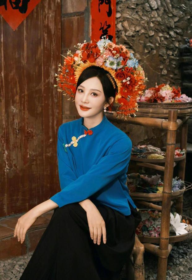 搜狐娱乐讯 近日，陶红体验泉州蟳埔女簪花造型的写真曝光，一身简约蓝色中式上衣搭配满头绚烂簪花，一颦一笑温婉雅致，烘托出独特浓郁的古韵风情。