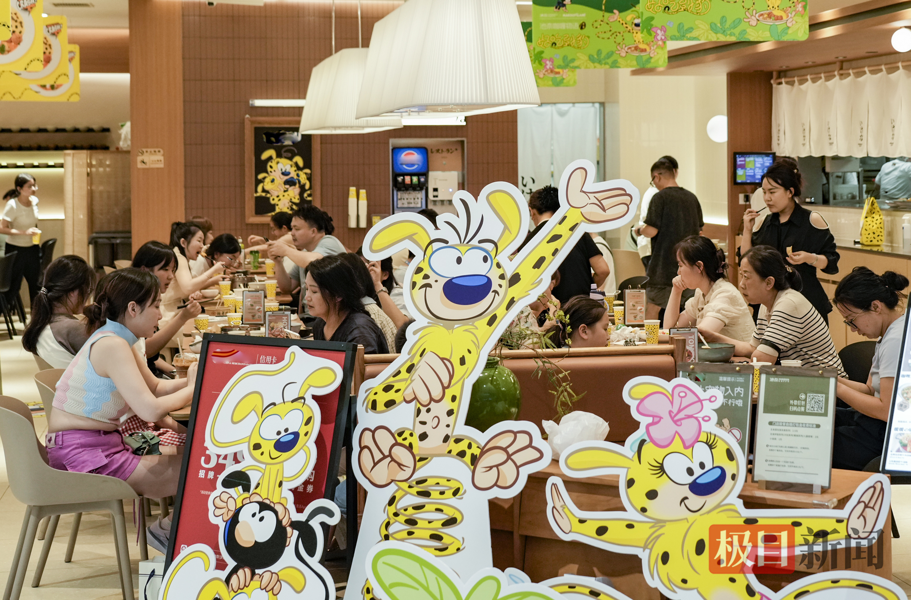 美食区，众多店铺一座难求