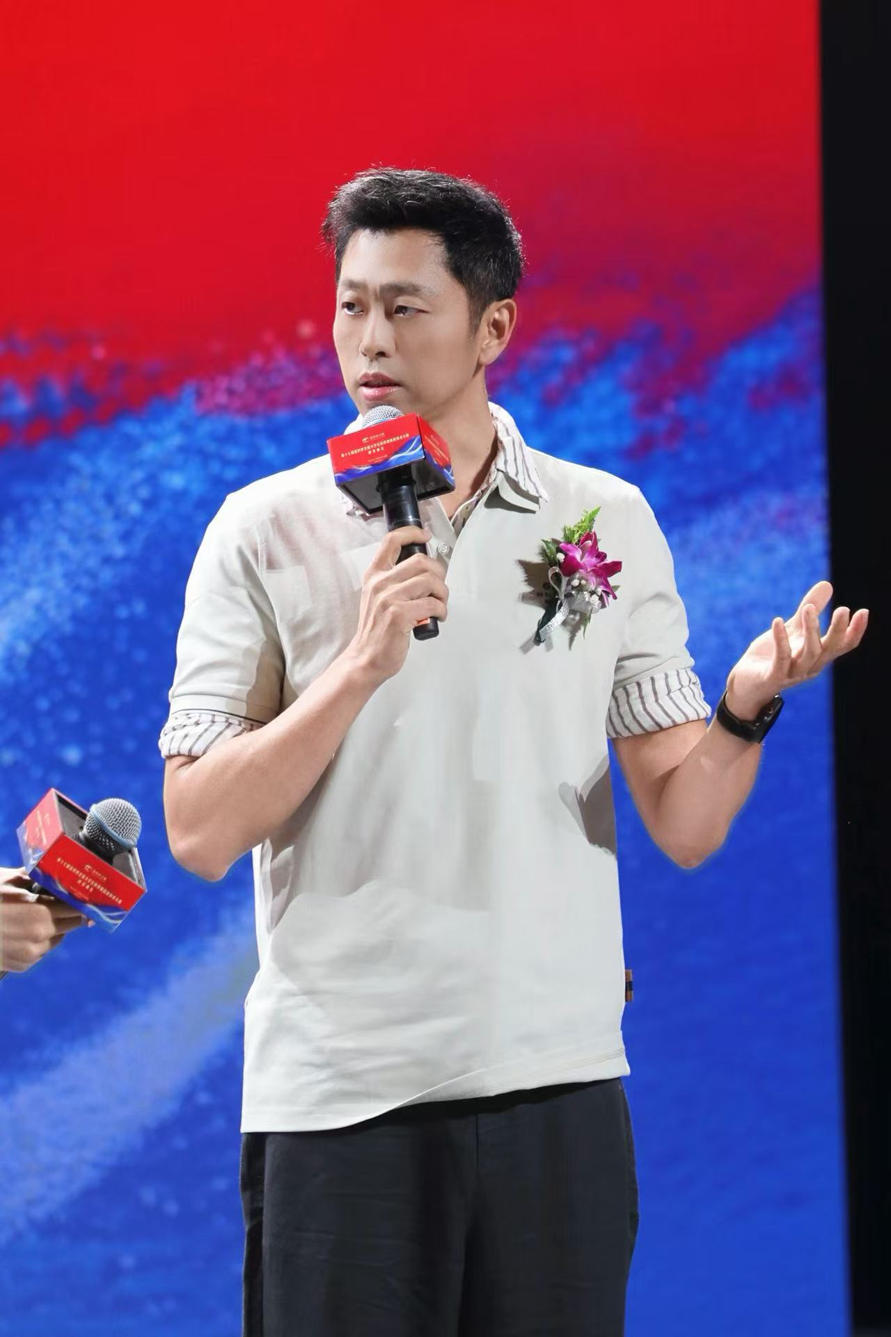 水哥王昱珩:“AI永远无法感知水滴落在身上的温度,这才是人类最后的护城河”