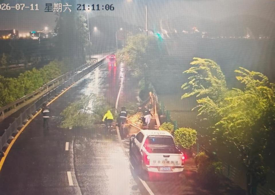 风雨坚守护民生 鄞州综合执法持续筑牢抗台防汛安全防线