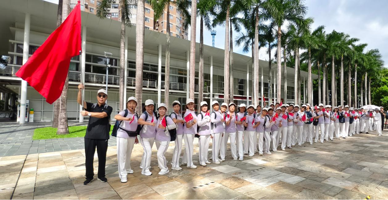 星河街社区“健步赏风光·乐享夕阳红”户外徒步活动圆满举行