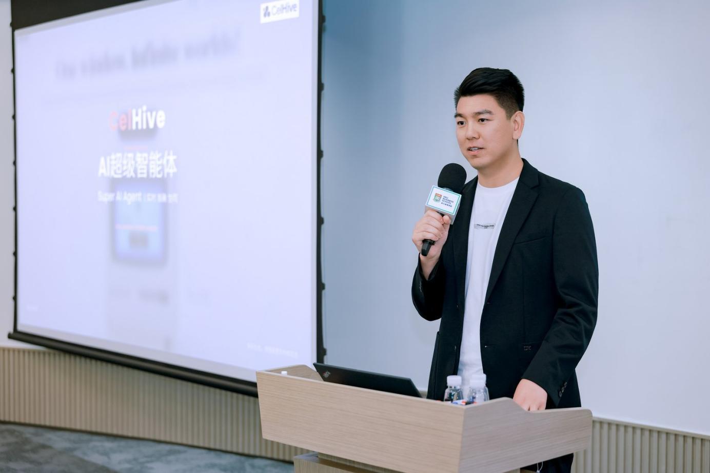 (香港政协青年联会副主席兼创新及科技委员会副主任、粤港澳大湾区青年总会副主席香港政协青年联会副主席柴舸洋)