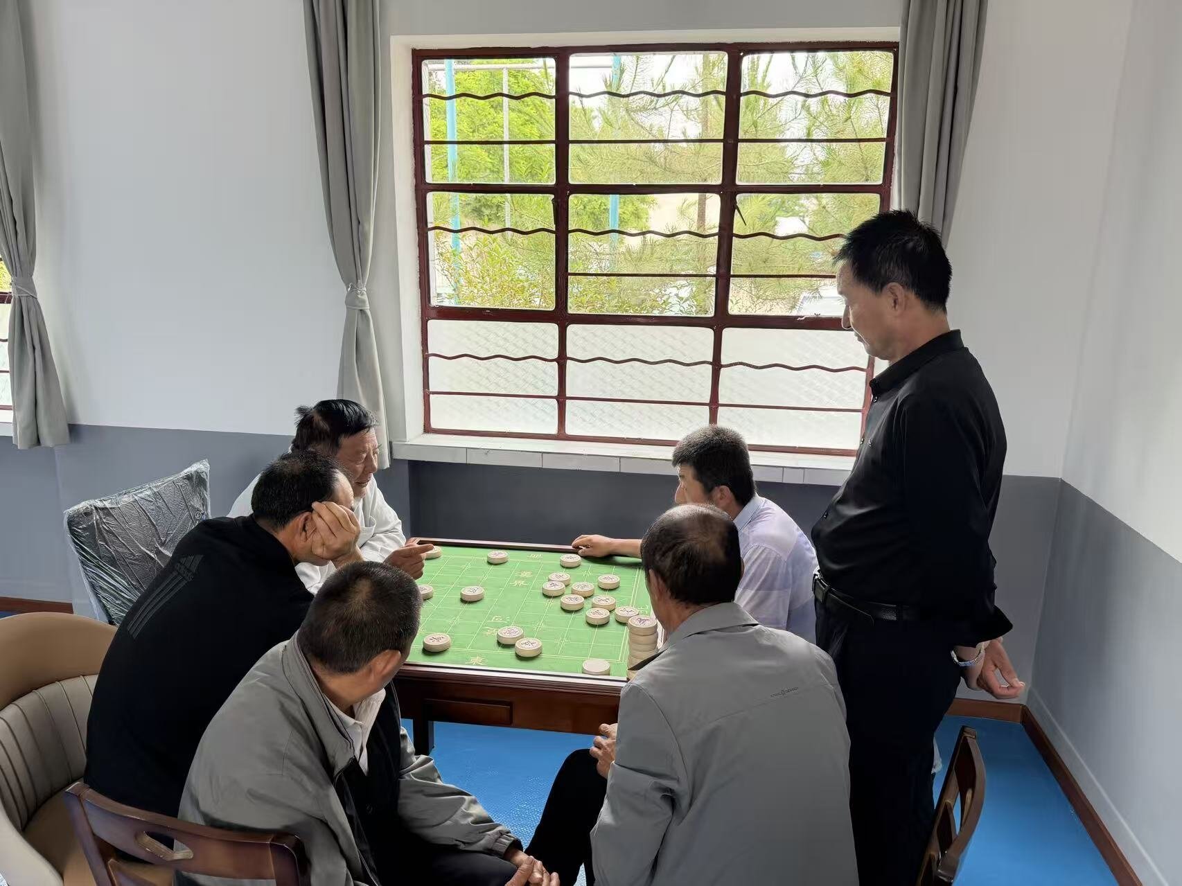 图为留守老人在活动室下象棋.jpg