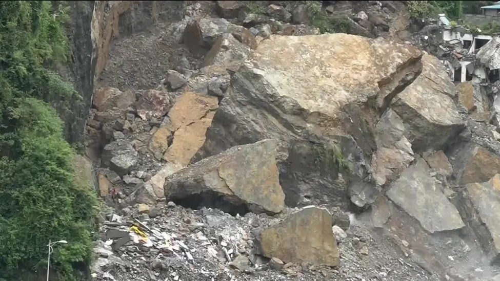 重庆山体崩塌致34人失联：核心区域坡面有多个巨石，将爆破处理