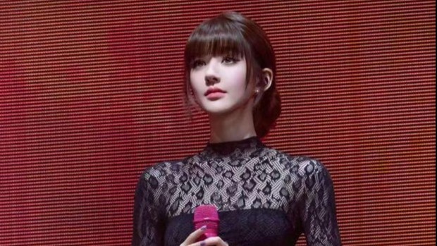 赵露思身穿黑色蕾丝拼接长裙 优雅冷艳舞台表现力出众