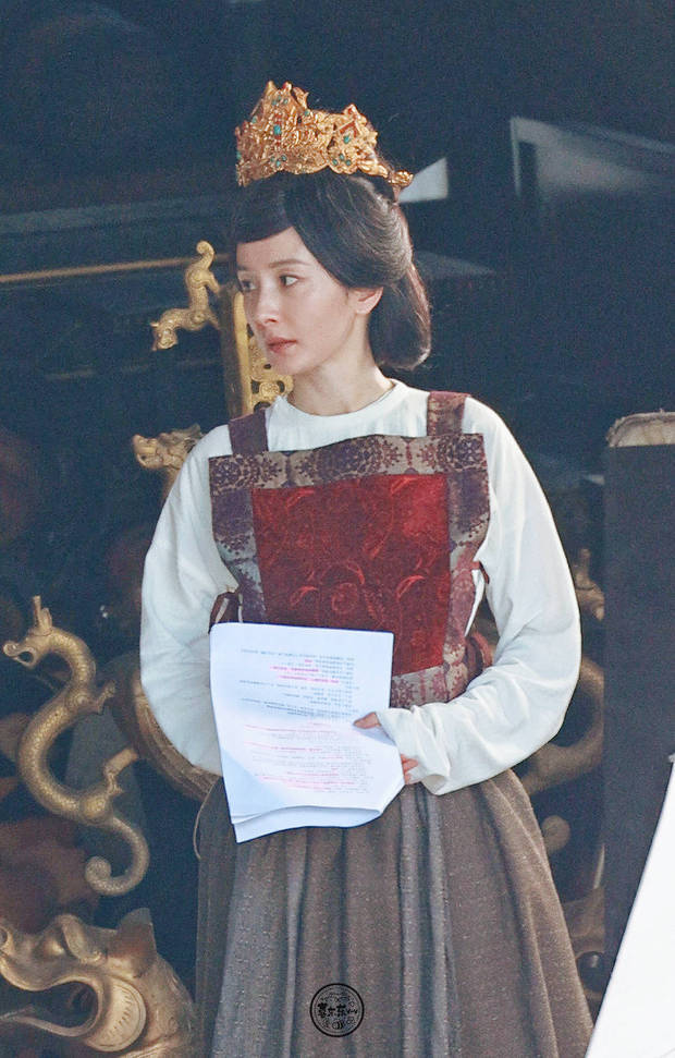 杨幂在新剧《江山大同》中饰演“冯太后”。