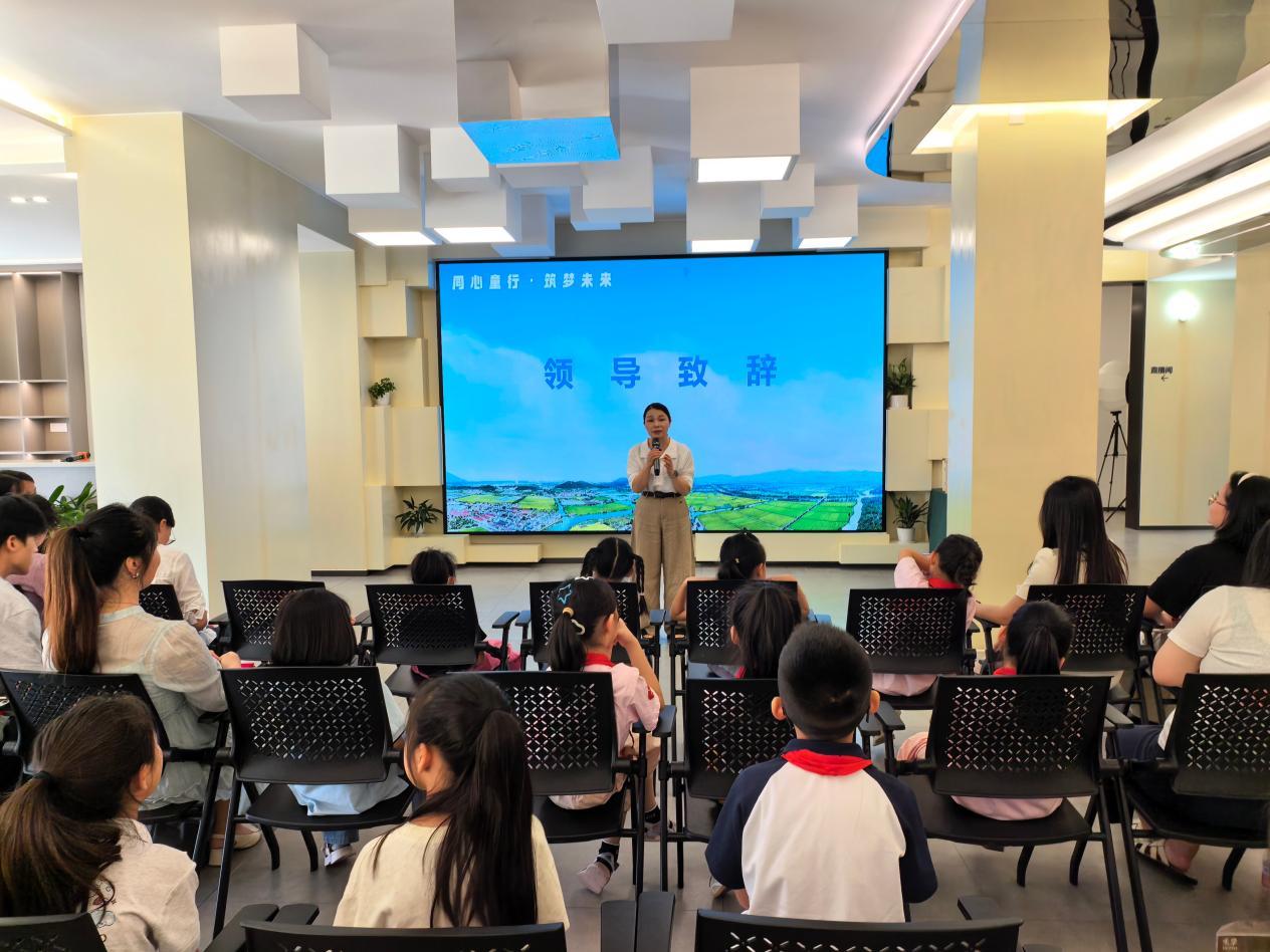 北仑区委统战部副部长、区侨办主任翁展展致辞