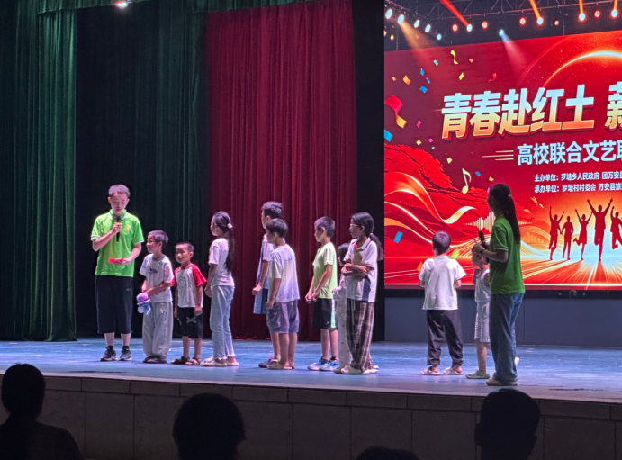 实践队参与乡村文艺晚会 邱俐供图