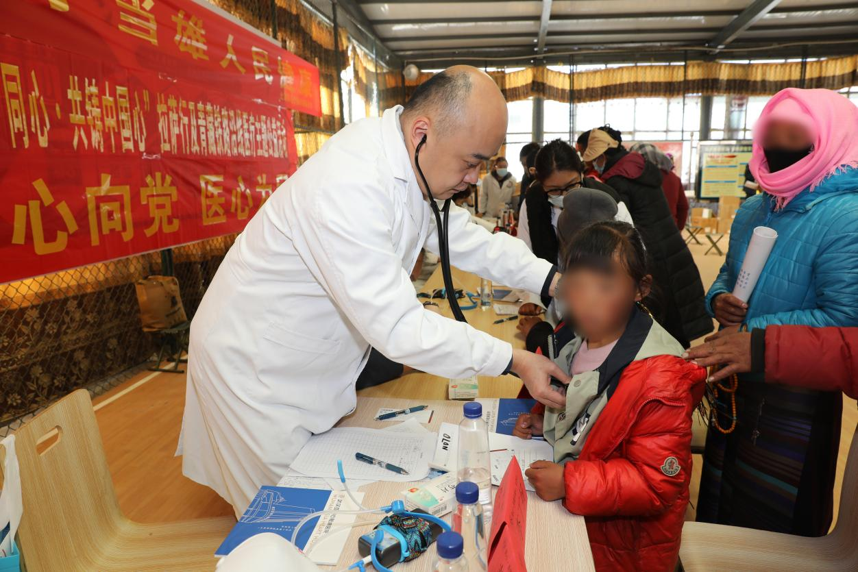 李丁扬医生为女童听诊