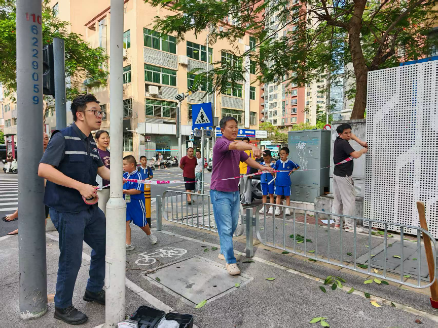 西乡凤凰岗社区快速处置树木倒伏险情 保障群众出行安全