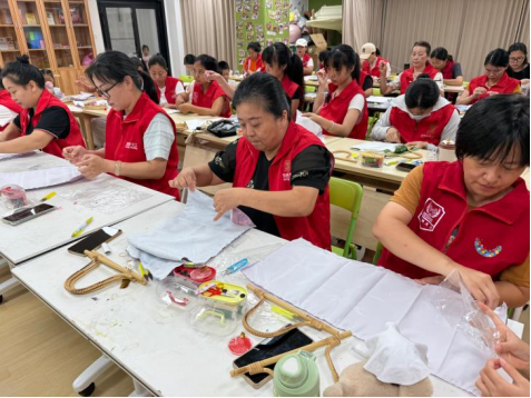 “宋韵织锦润初心”固戍社区开展志愿者宋锦手提包手工活动
