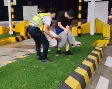 正在夜训的巡特警队员从冒火的车里救出驾驶员
