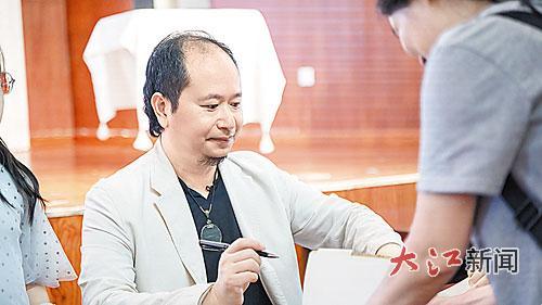 杨斌为江西读者签名。