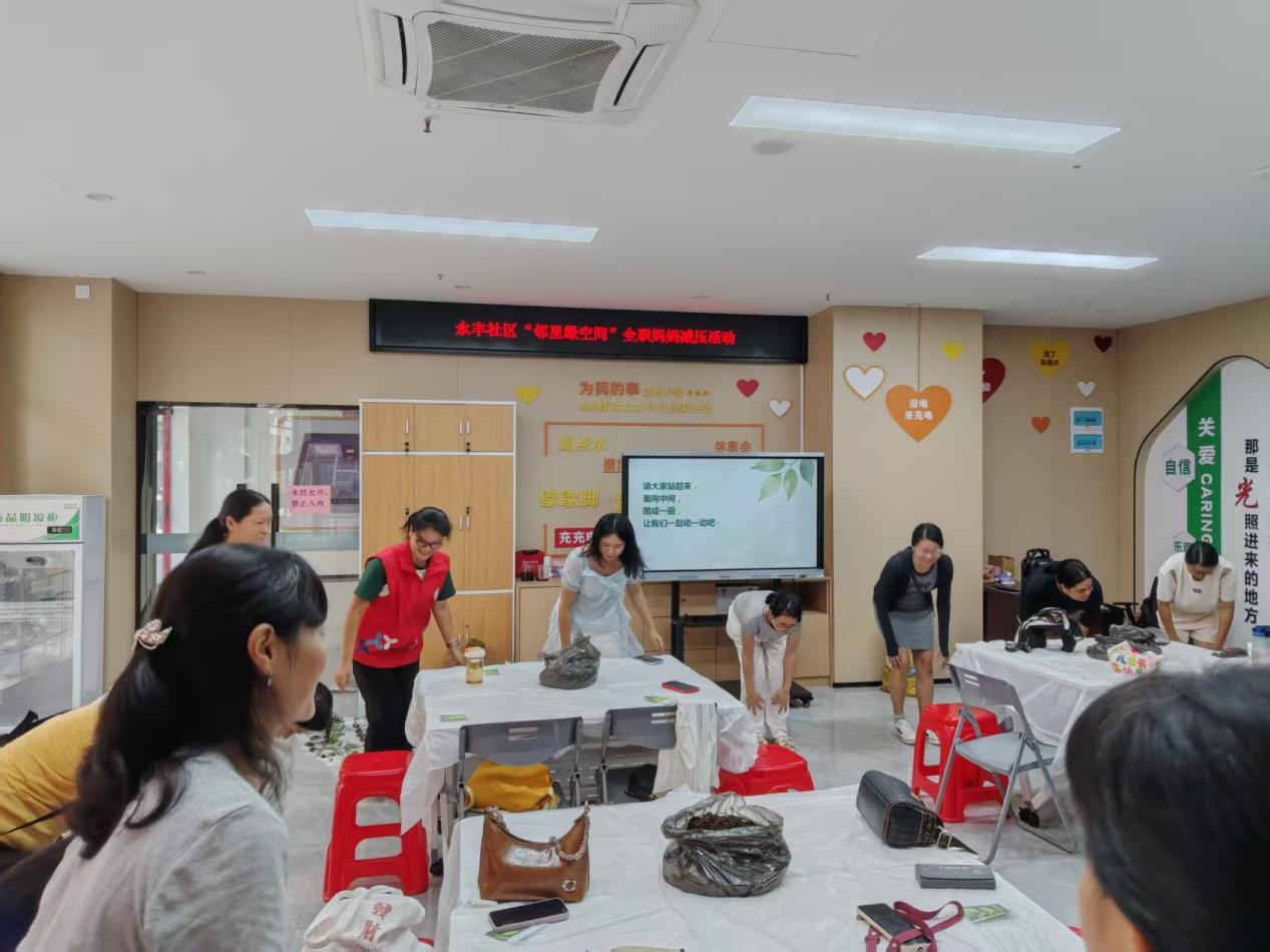 社工带领大家通过音乐相互联结