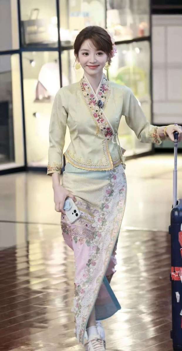 田曦薇温婉大方。