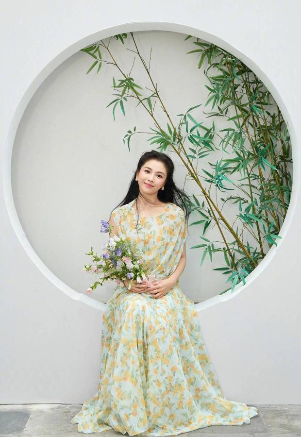 搜狐娱乐讯 12日，刘涛在社交平台上晒出一组生日写真大片，并配文称：“风遇花开，夏赴新岁，常有好光景。”