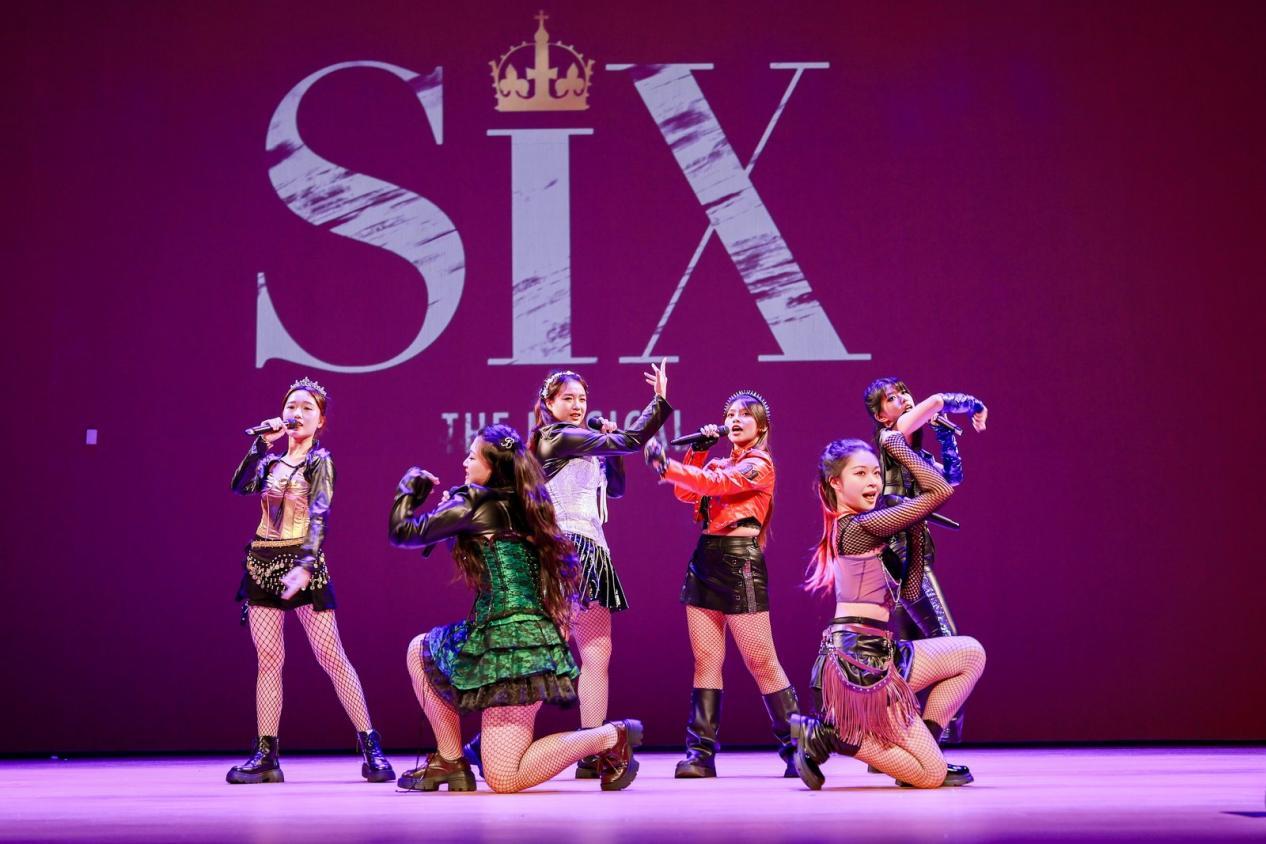 深圳大学音乐剧社表演《SIX》