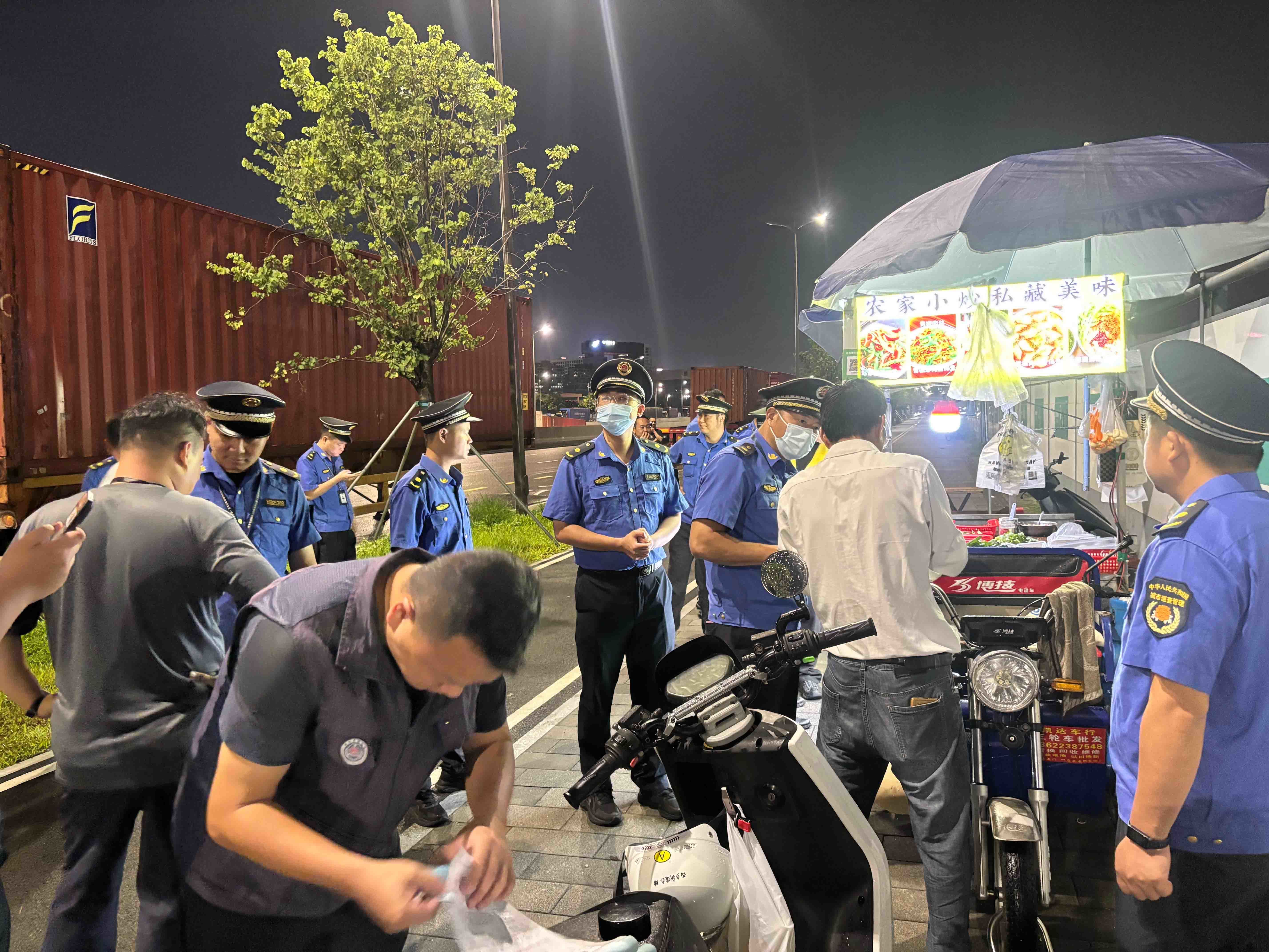 西乡街道开展新一轮夜间占道经营专项整治