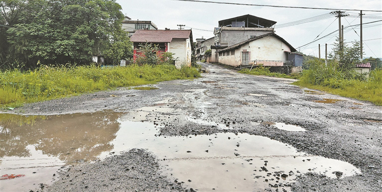 坑槽连片的瑞拔公路。