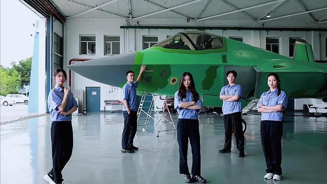 绿皮歼35再度出镜，镜头里一水的舰载型，怎么不见空军版歼35A？