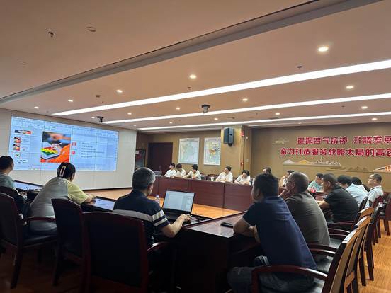 图为有限空间专题培训上参训人员讨论典型事故案例