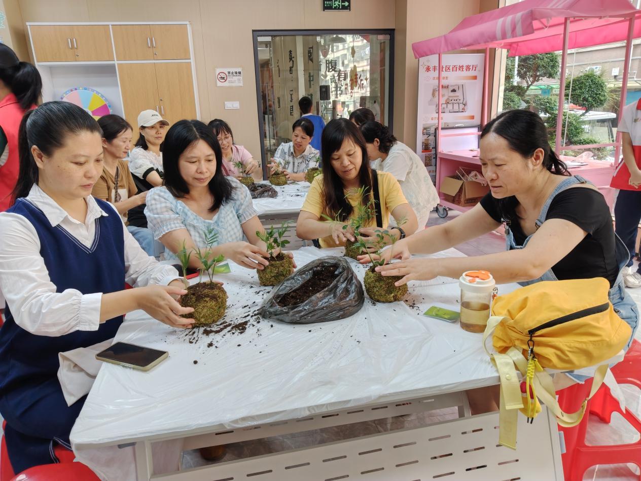 全职妈妈们分组制作苔藓球绿植
