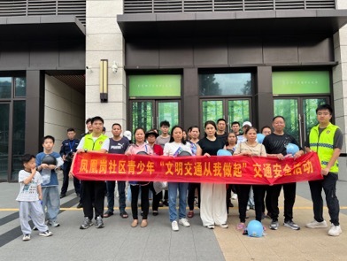 妇联组织巾帼志愿者“多点开花”:地铁口头盔佩戴“面对面”劝导,重点路口车辆停放“手把手”规整,幼儿园里带着孩子们认识红绿灯、学习过马路,中小学内面向高年级学生发出“文明骑行 遵守交规”倡议,校门口向家长发放《安全骑行倡议书》——从校门到家门,从“小手”到“大手”,让安全意识在代际传递中生根发芽。