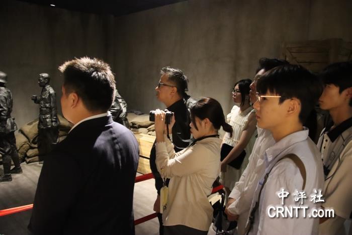 台湾民众党青年在上海访四行仓库,缅怀抗战历史