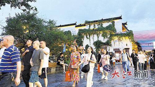 夏季的婺源，游客如织。