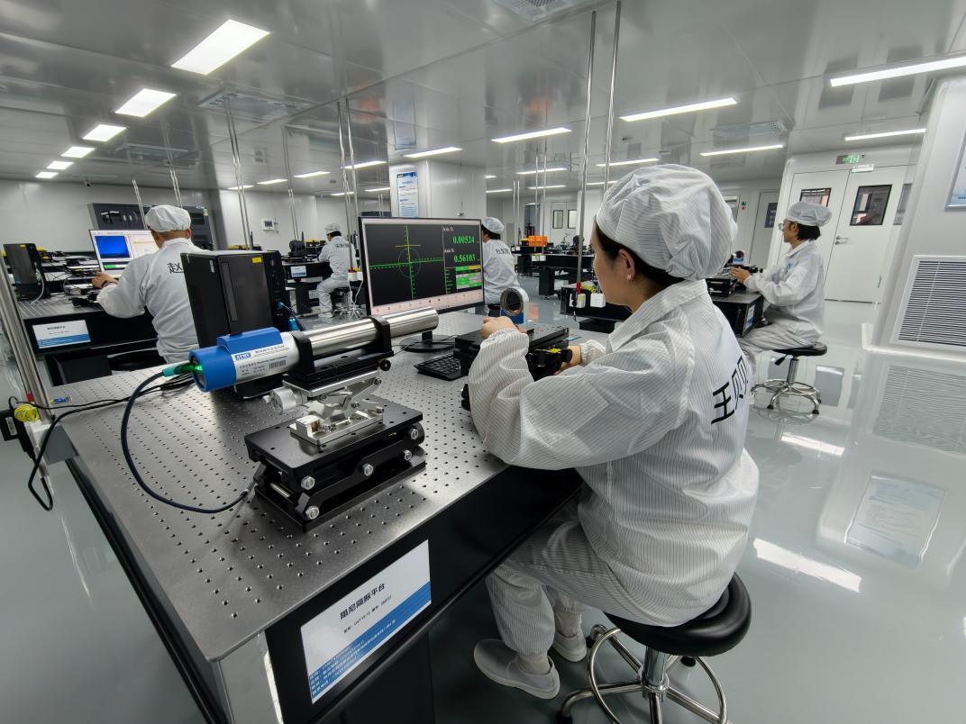 (激光通信终端产品光机装配生产车间现场)