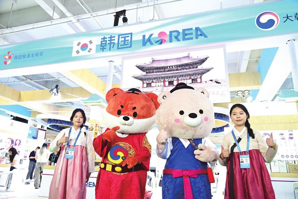 韩国国家馆内的吉祥物和民族服饰展示