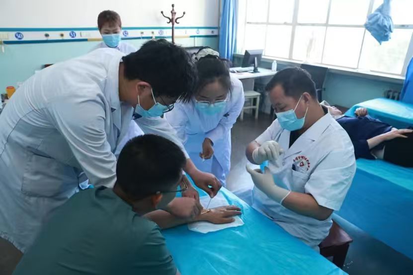 图为专家团队现场进行操作教学.jpg