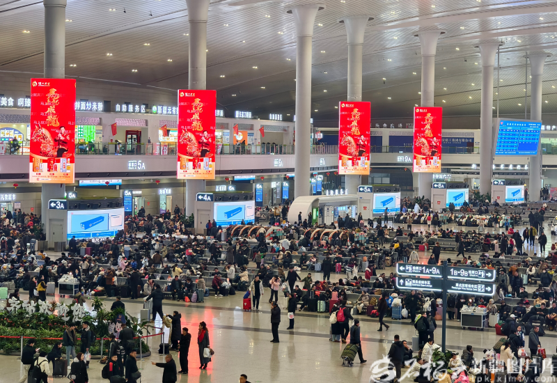 旅客在乌鲁木齐站内候车。资料图