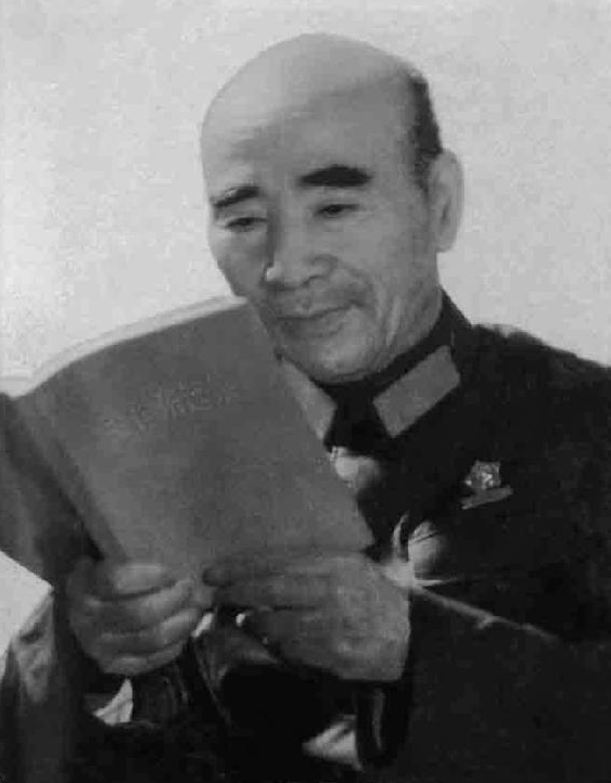 江青拍摄的林彪学《毛选》的照片