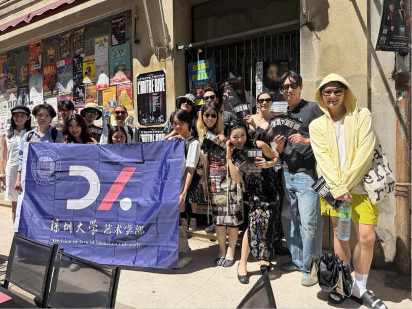 Stellar实验剧团的成员正在阿维尼翁的街头张贴海报并派发传单。