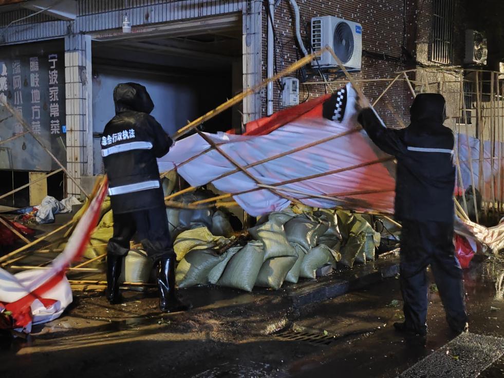 风雨坚守护民生 鄞州综合执法持续筑牢抗台防汛安全防线