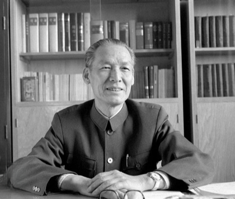 1982年刘复之同志在办公室工作时留影