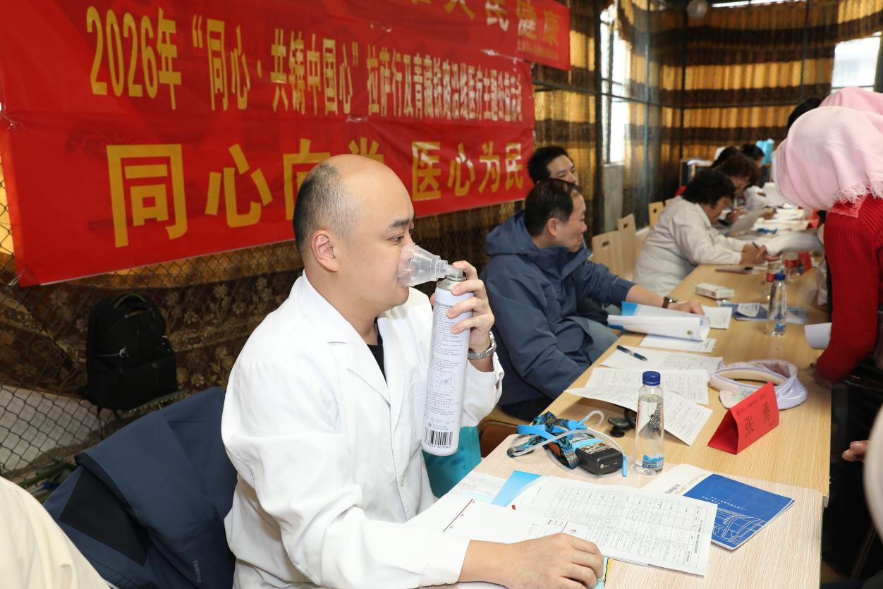 李丁扬医生边吸氧边坚持工作