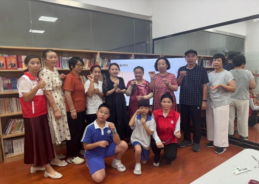 “变废为宝,老有意思了!”——西乡街道南昌社区长者手工小组玩转旧物改造