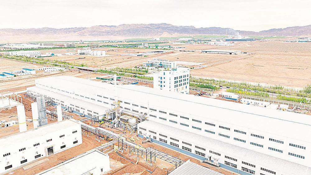位于甘州区的甘肃纳塔万吨碳纤维项目建设火热推进 李自海 冯强 摄