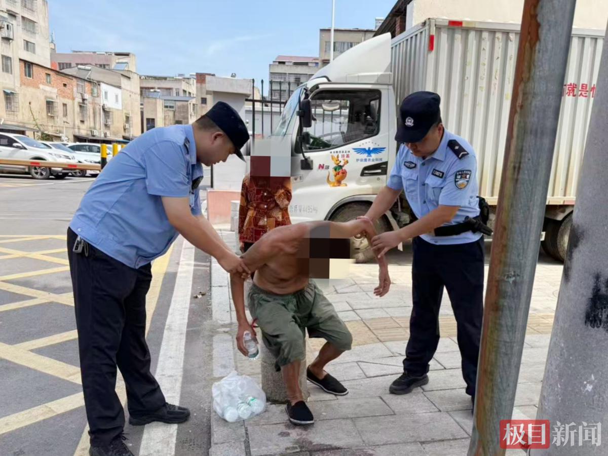 民警将倒地老人扶起(通讯员 供图)