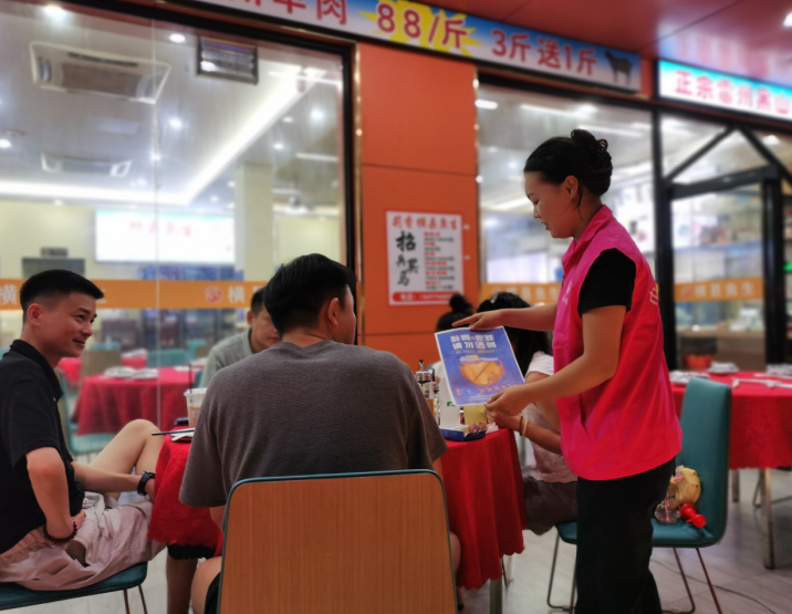 西乡街道南昌社区女子劝导队夜访餐饮门店 面对面传递“酒后禁驾”