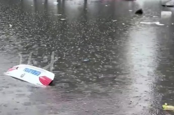 一艘小船温暖整座城市 沈阳大哥冒雨划船护送被困路人