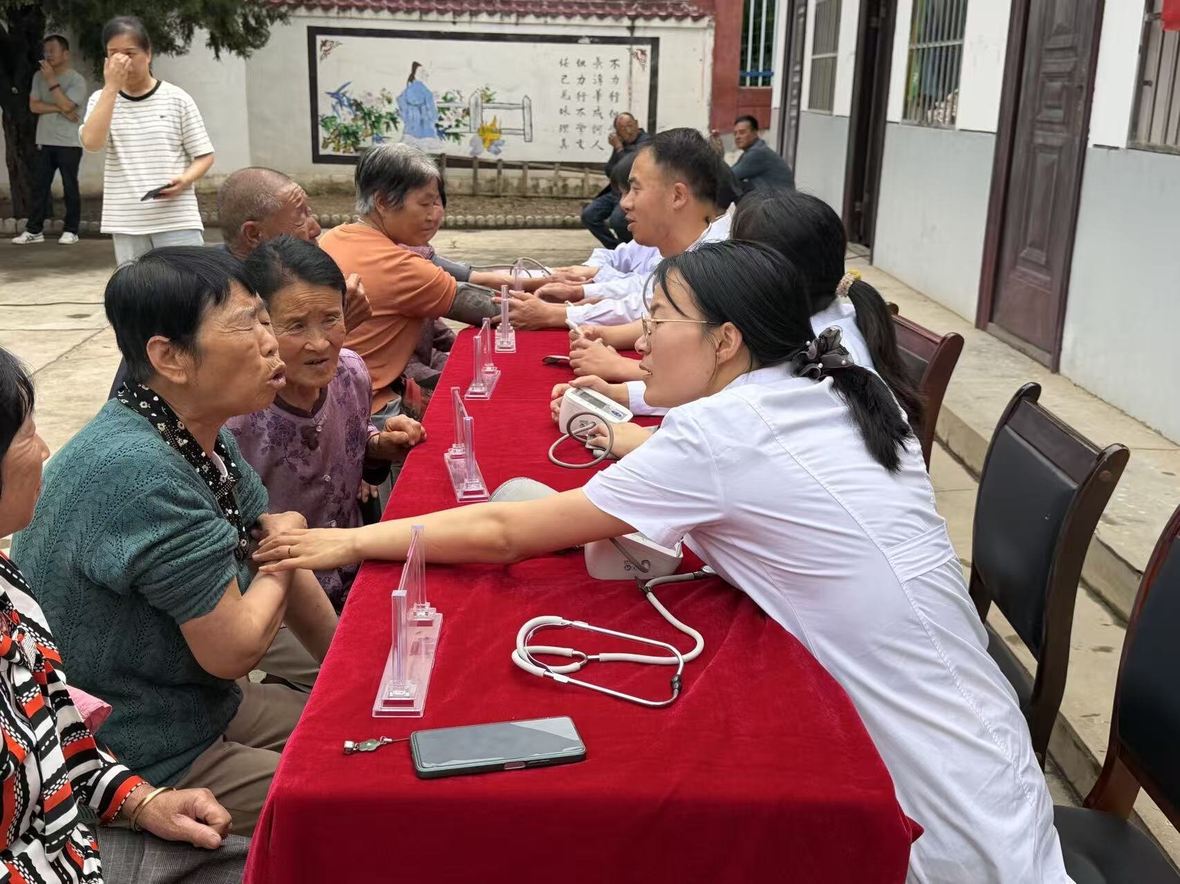 图为医护人员为老人们进行体检.jpg