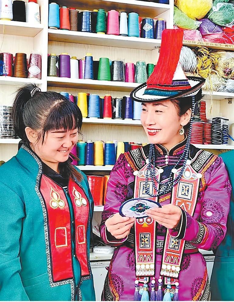 杨海燕向绣娘教授技艺