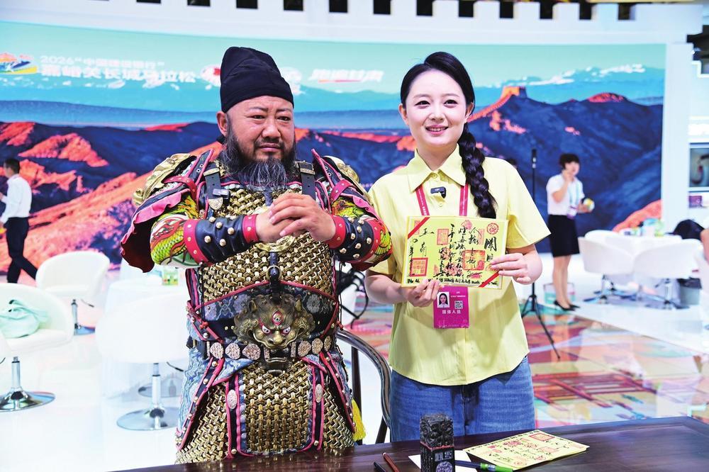 嘉峪关“关长”亮相兰洽会,现场推介本地文旅,诚邀宾客畅游雄关、洽谈合作。