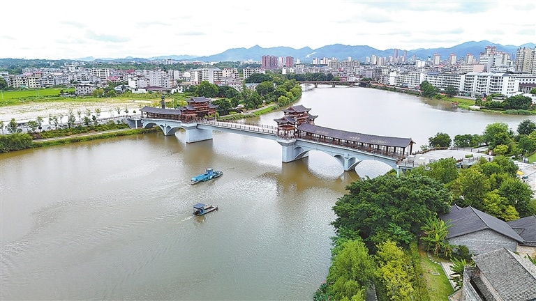 会昌县：清理河道 守护碧水（图）