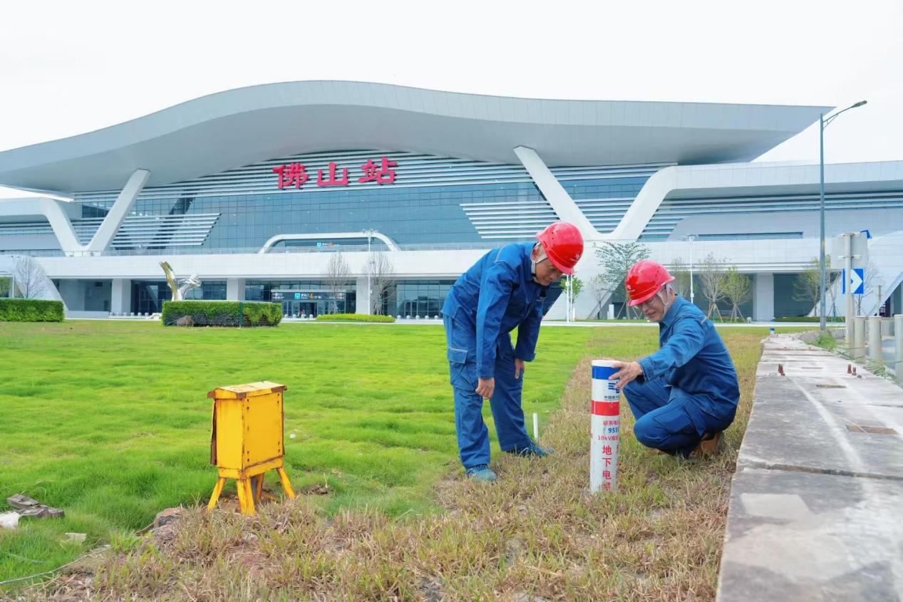 图为：禅城供电局工作人员巡查高铁沿线线路设备