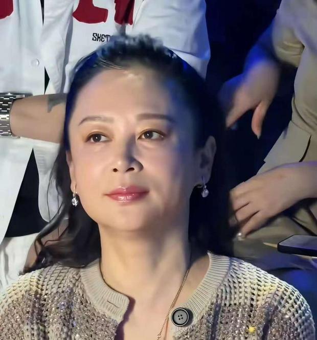 陈红温柔凝望。