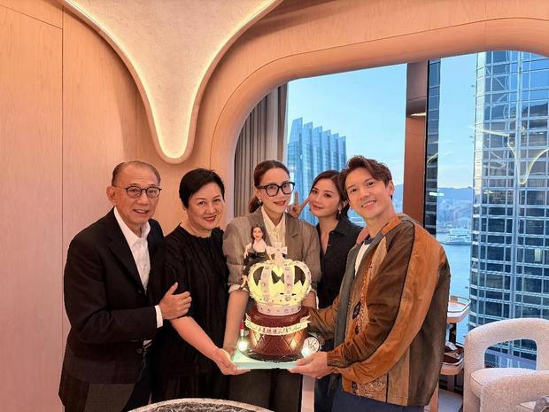 搜狐娱乐讯 近日，英皇娱乐CEO霍汶希晒出一组庆生照，谢霆锋、容祖儿、蔡卓妍、关智斌等一众圈内好友齐聚并与之合影，众人同框笑容明媚，画面热闹又温馨。